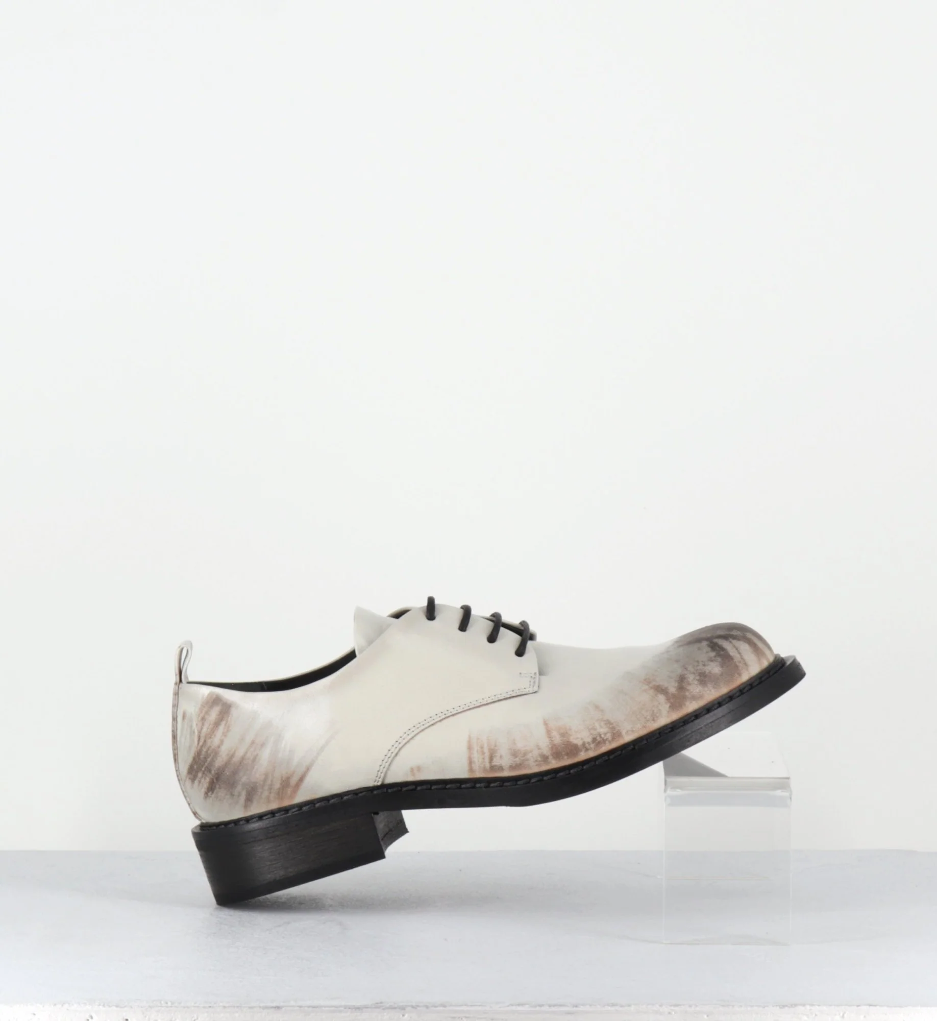Derbies en cuir blanc cassé effet usé - ANATI MORODER AVORIO – Image 5