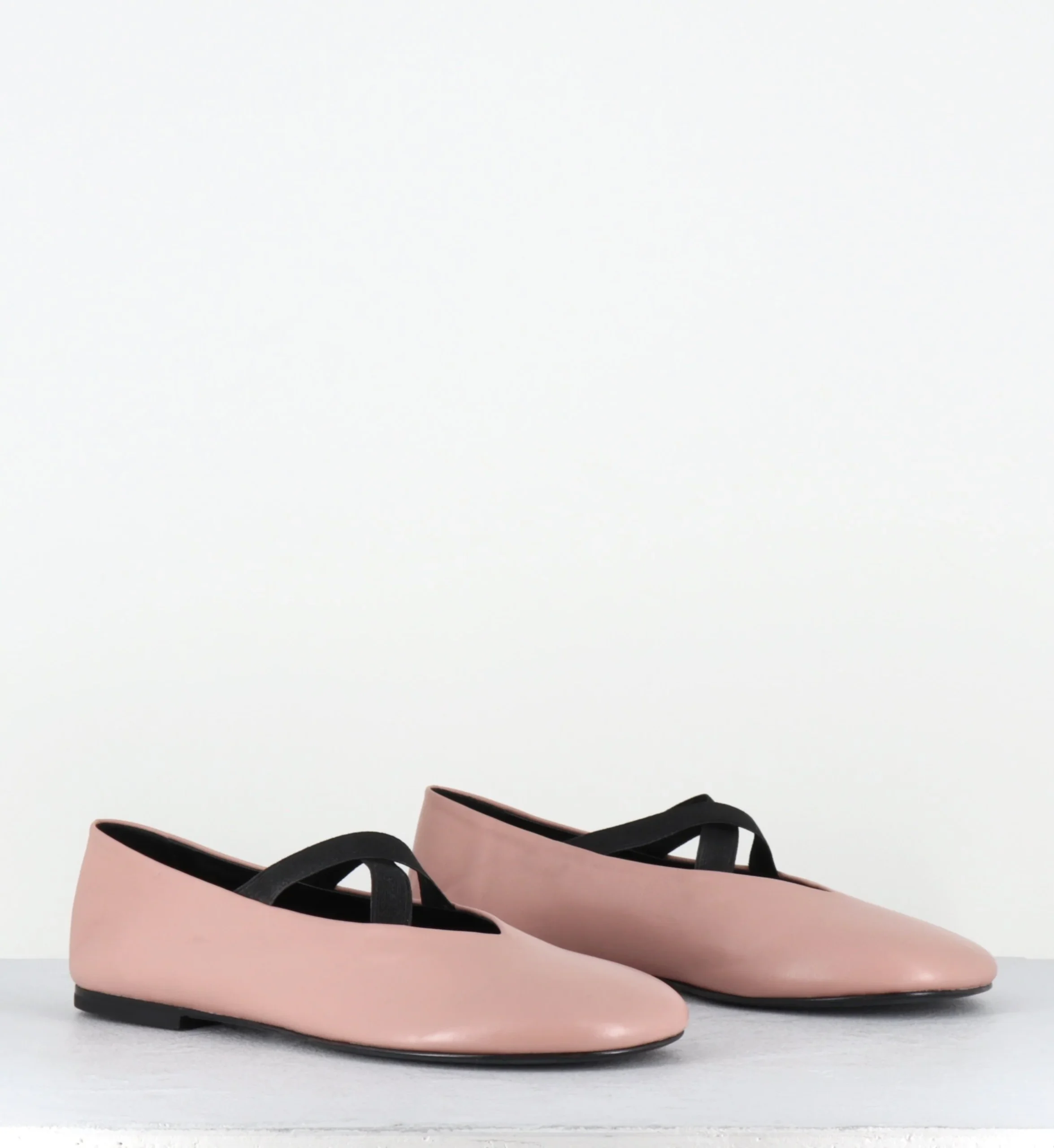 Ballerines rondes en cuir rose clair à élastiques noirs - MASSI BUFFY PHARD – Image 3