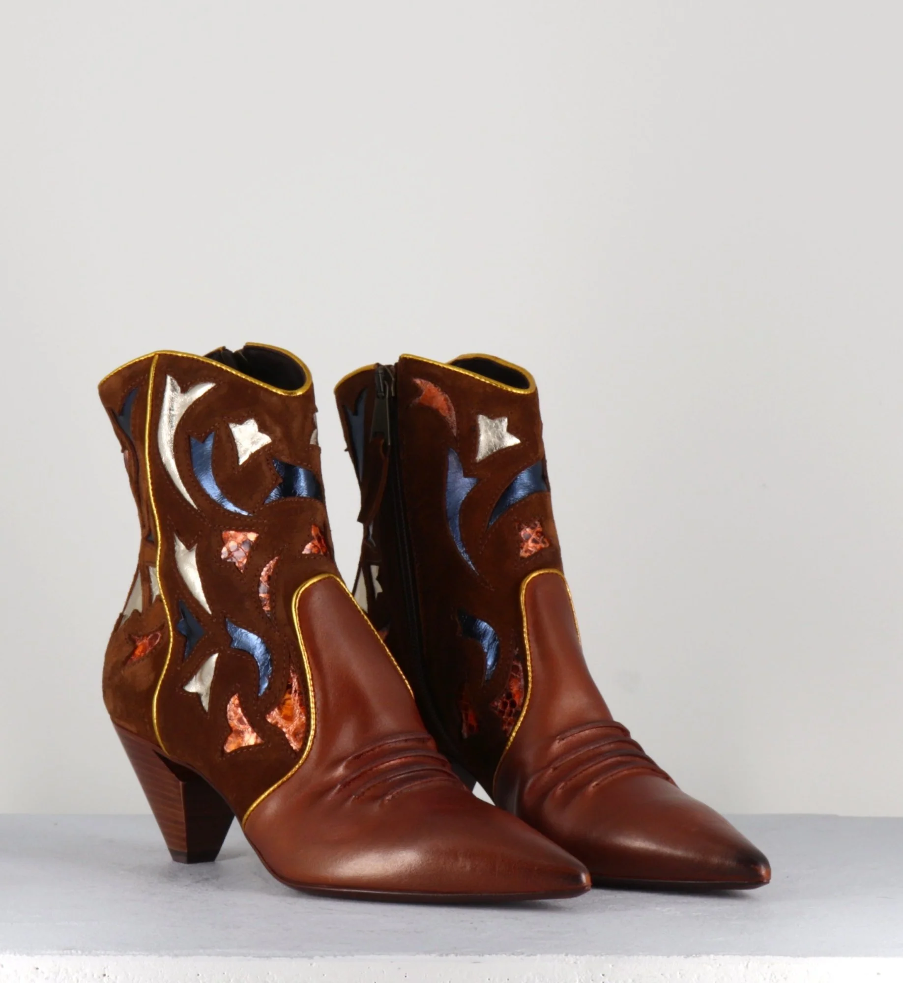 Bottines pointues en cuir camel et flammes E1673 - Elena Iachi – Image 3