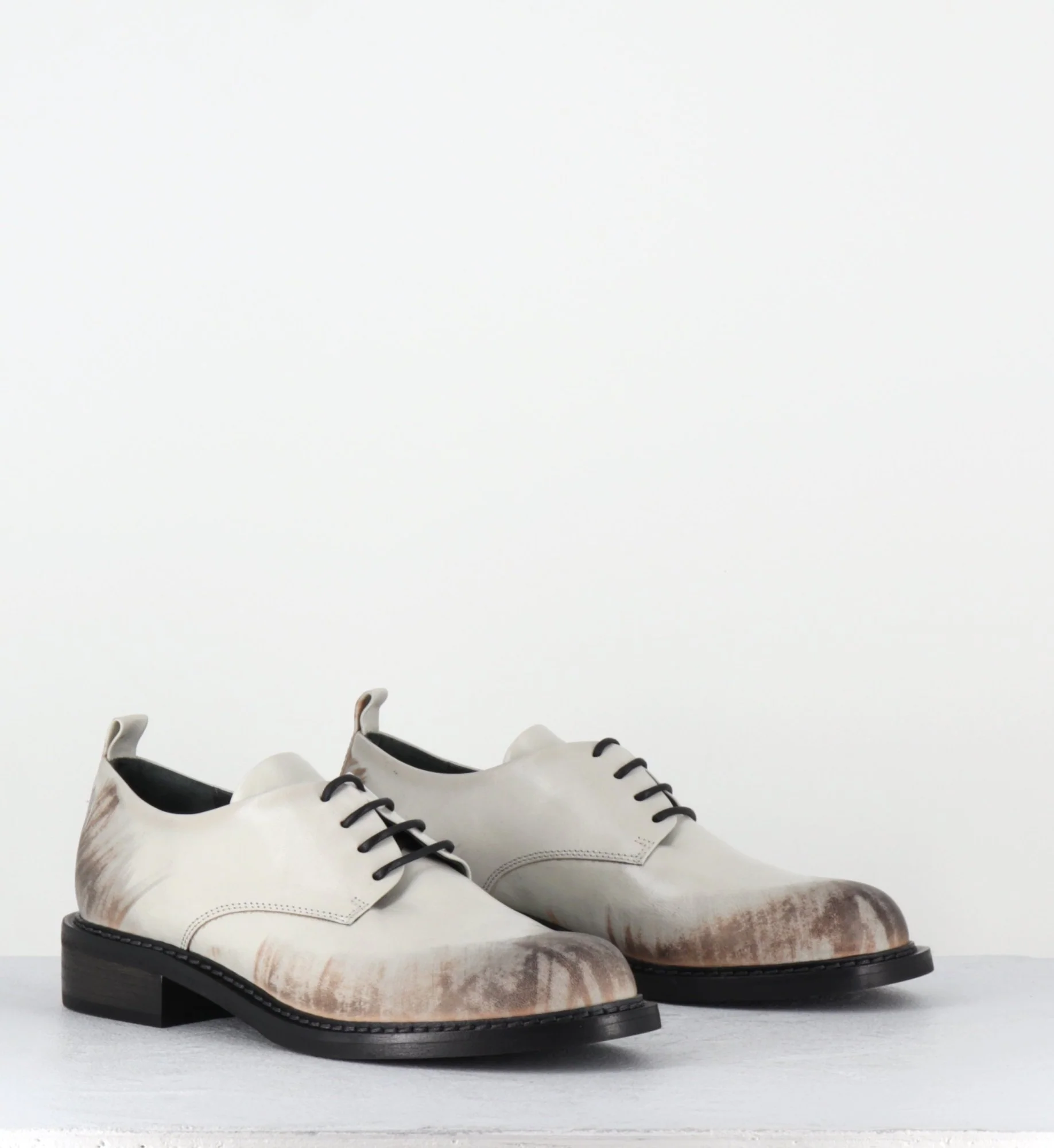 Derbies en cuir blanc cassé effet usé - ANATI MORODER AVORIO – Image 4