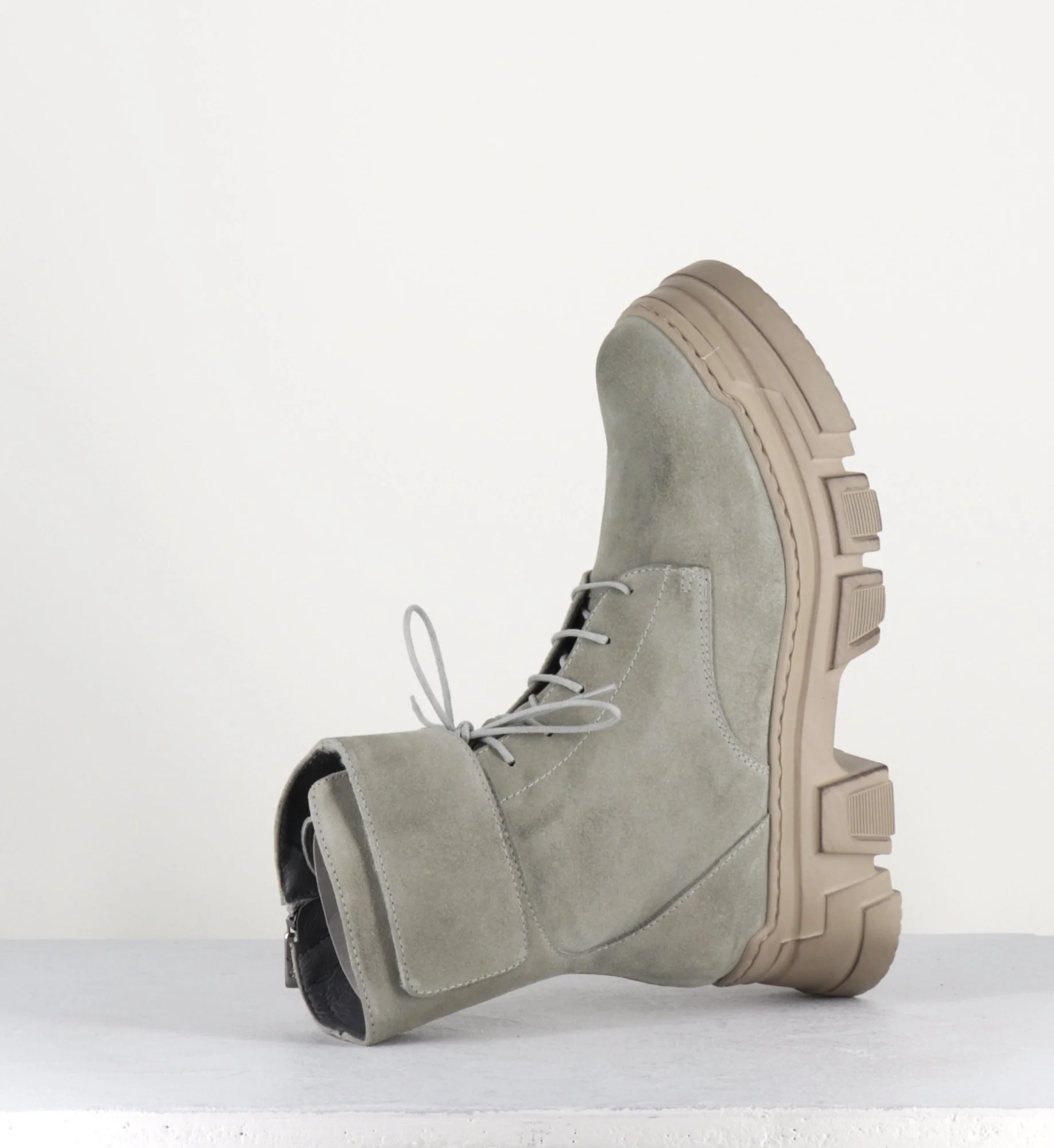 Boots à lacet en daim taupe - 1001 SAND – Image 5