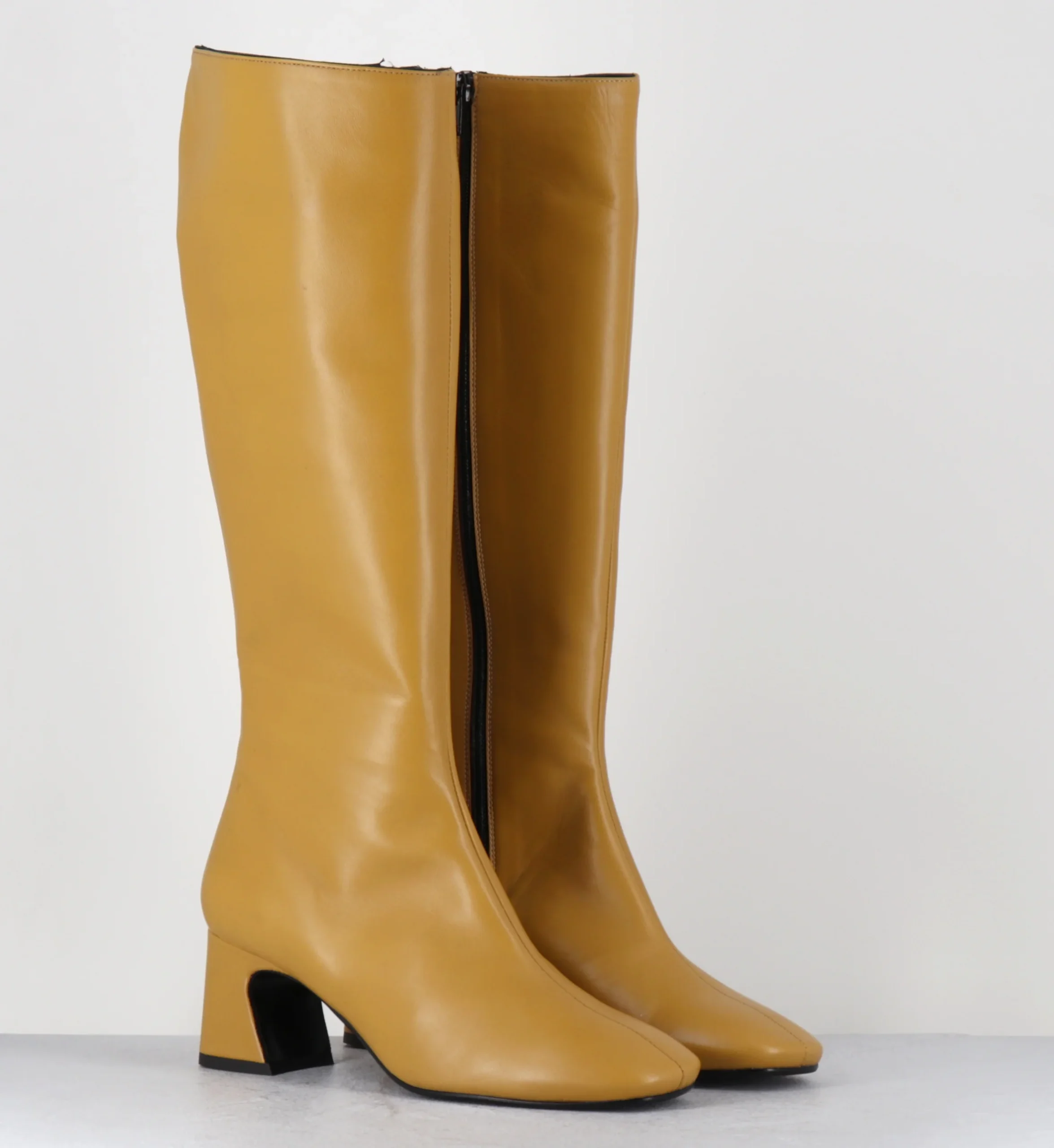 Bootes en cuir jaune bout carré - HELENA NAPPA SENAPE – Image 3