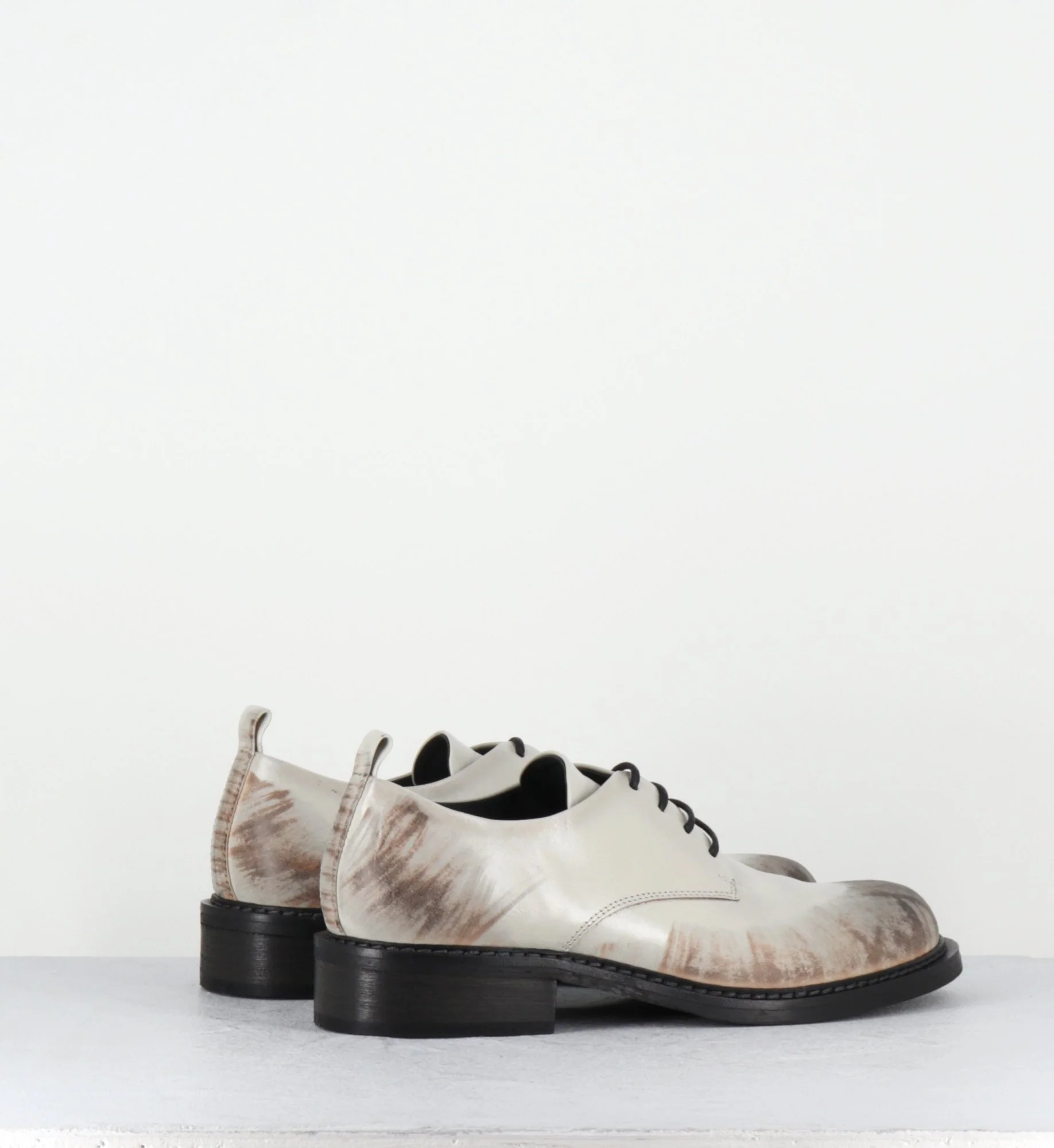 Derbies en cuir blanc cassé effet usé - ANATI MORODER AVORIO – Image 6