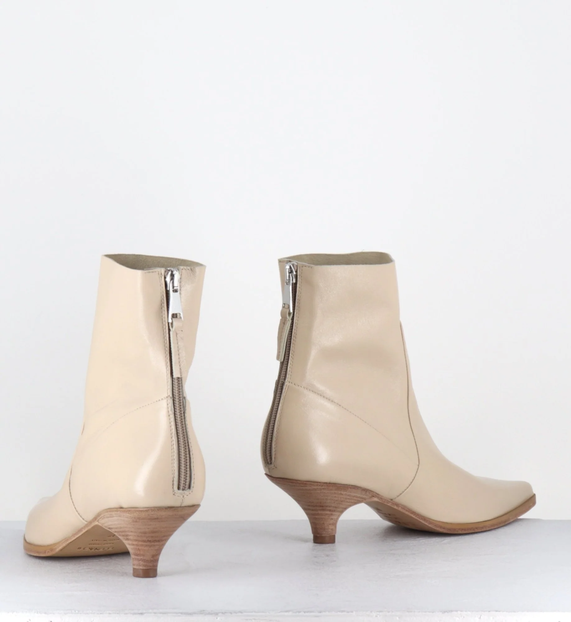 Boots bout pointu petit talon en cuir beige - E4171 TIAGO ECRU – Image 4