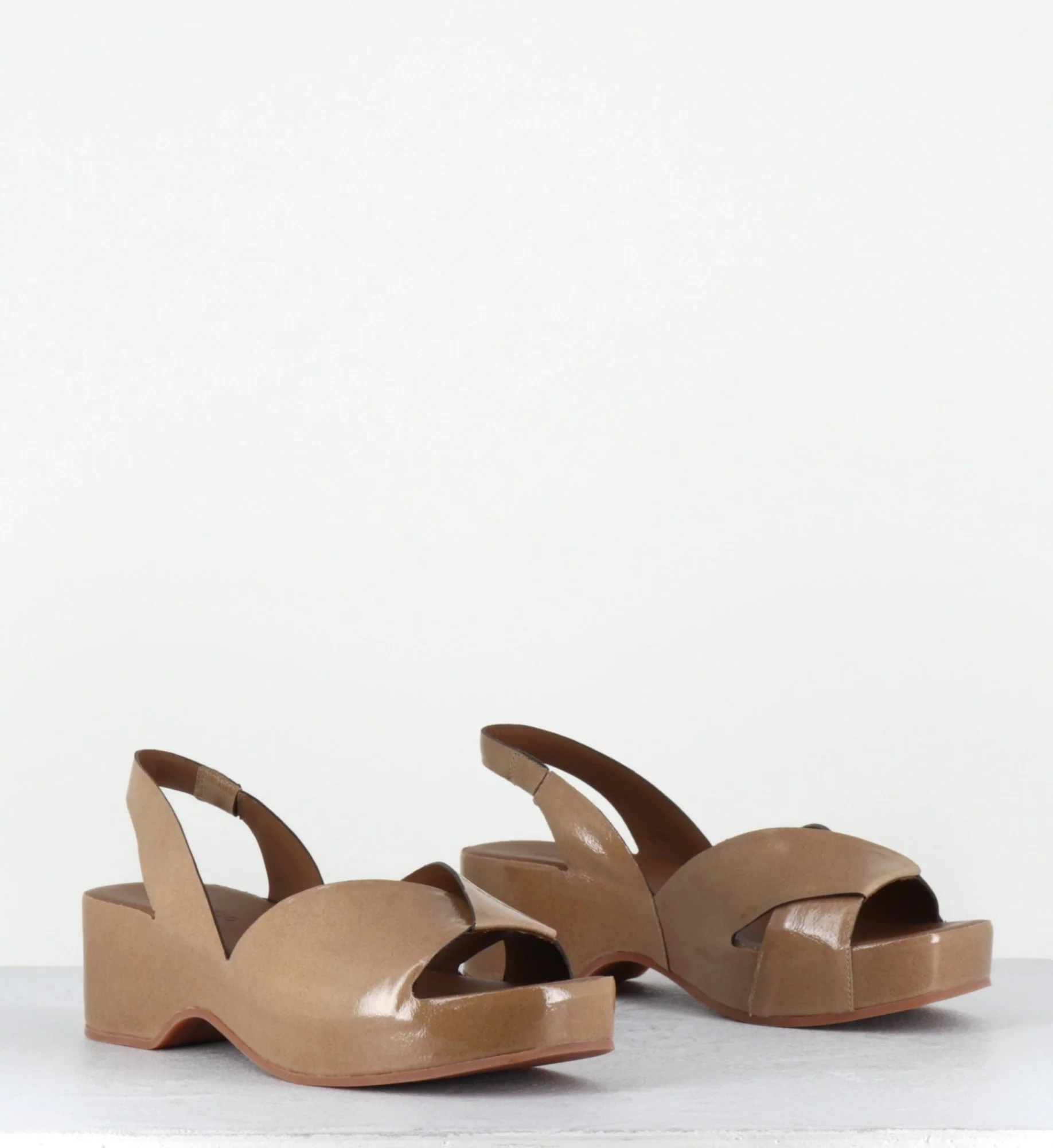 Sandales sabot en cuir vernis taupe à plateforme légère - 11730 VETRO NOCE – Image 7