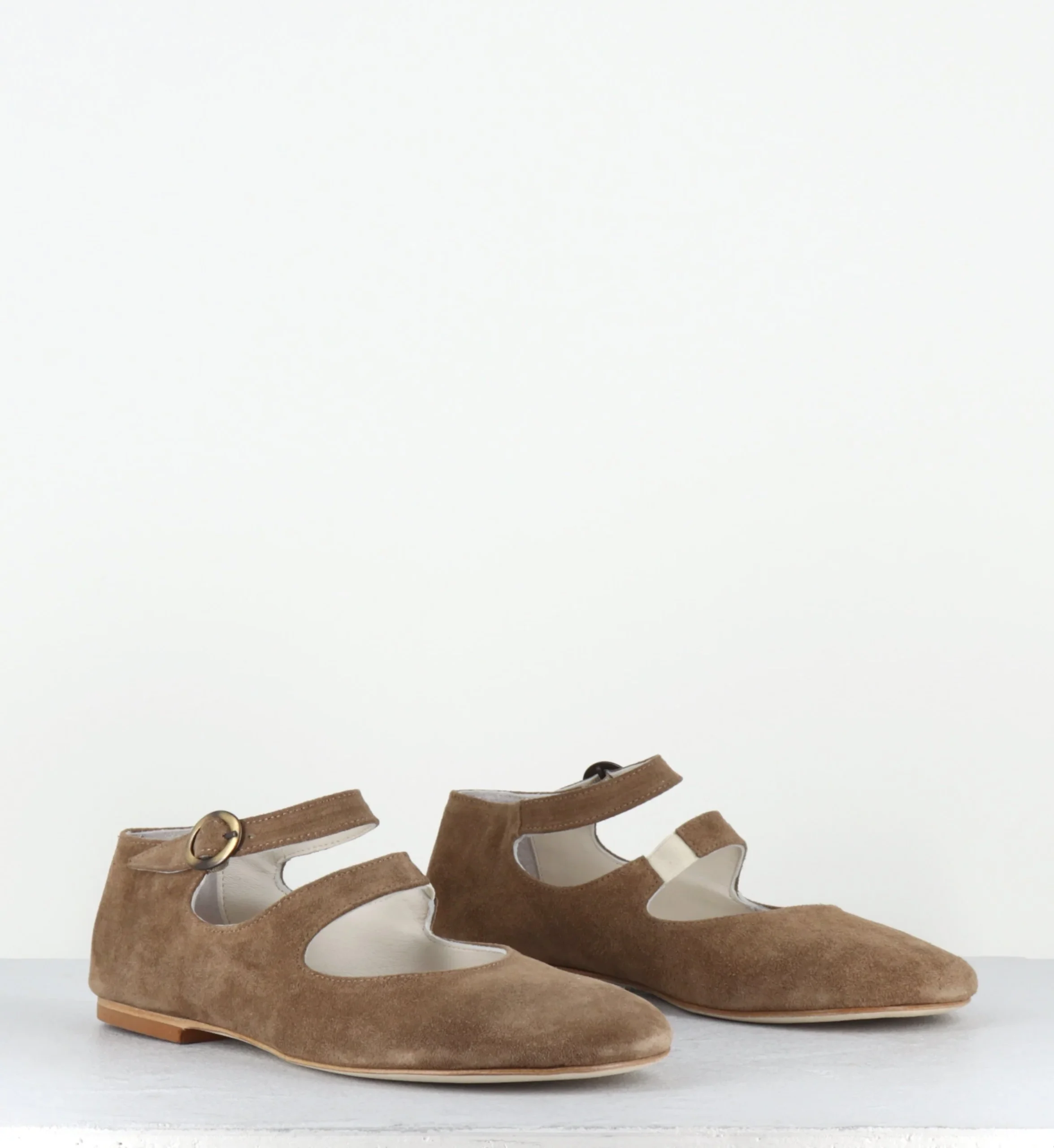 Babies rondes à double bride en daim camel - NESSA CAM SAND – Image 5