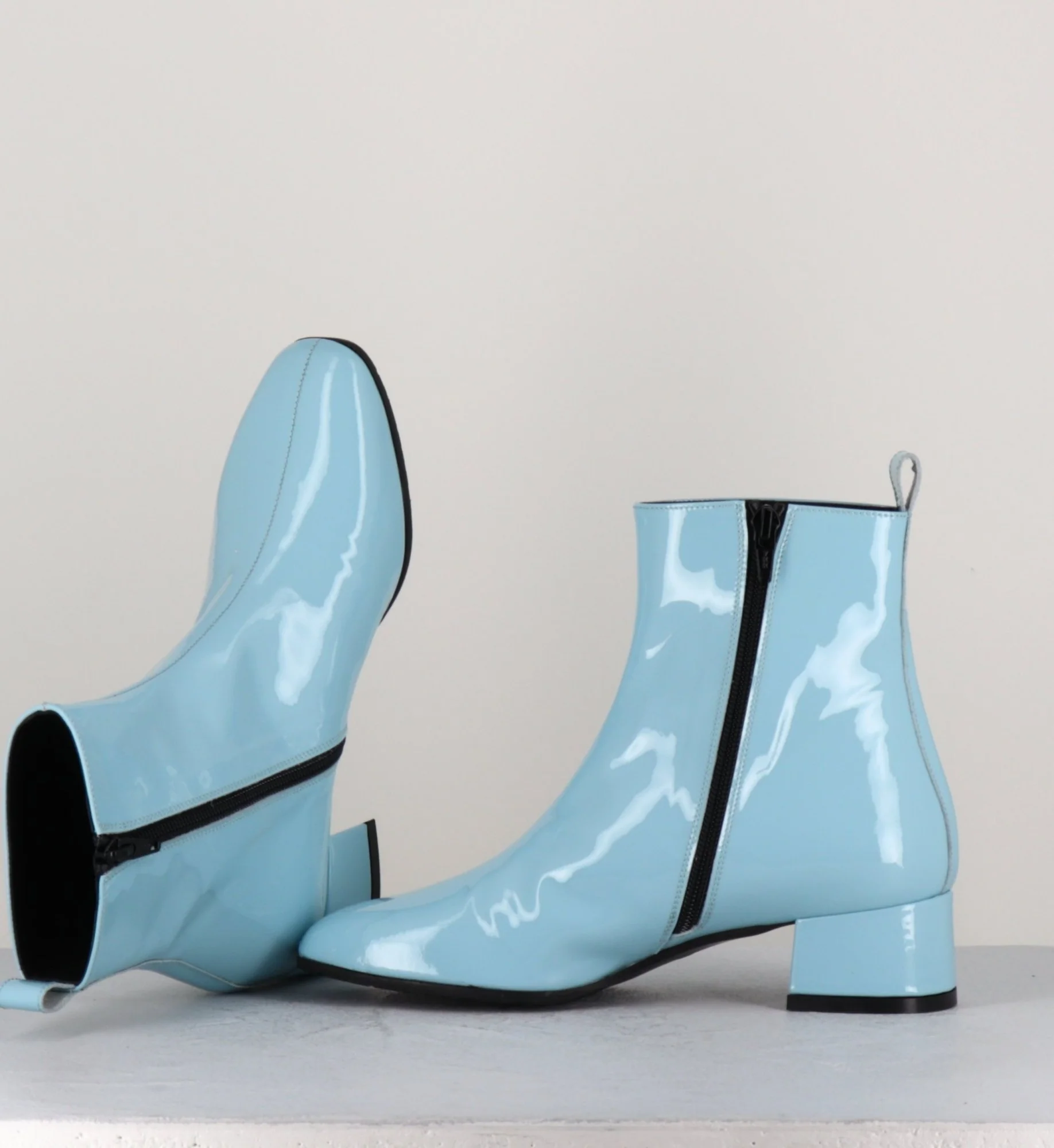 Boots 60s en cuir vernis bleu - JANE VERNICE FAEDA – Image 7