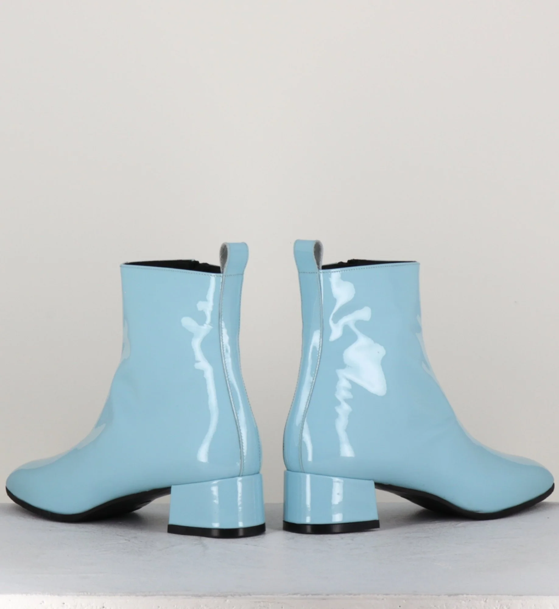 Boots 60s en cuir vernis bleu - JANE VERNICE FAEDA – Image 6