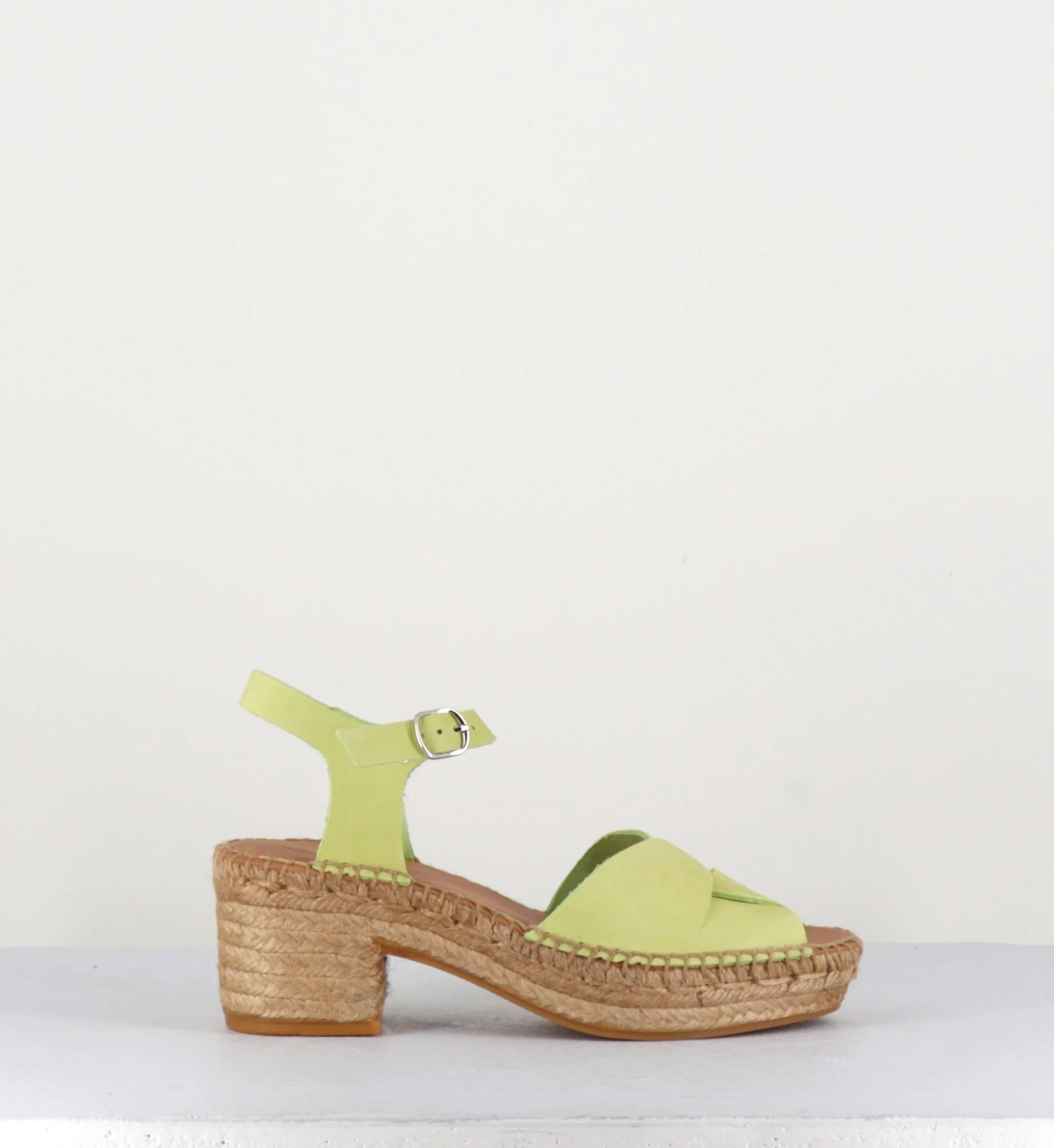 Sandale en cuir souple jaune citron design papillon espadrille - BULDO LIME