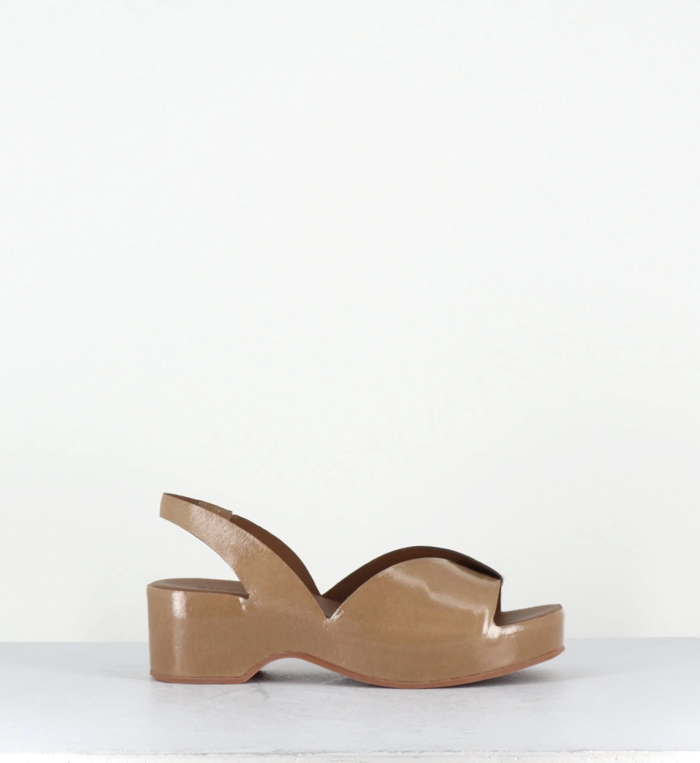 Sandales sabot en cuir vernis taupe à plateforme légère - 11730 VETRO NOCE – Image 2