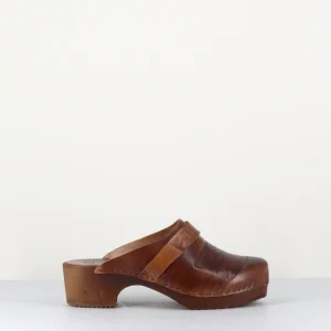 Sabots en cuir marron motifs gaufrés - CONFORT IMPRIME