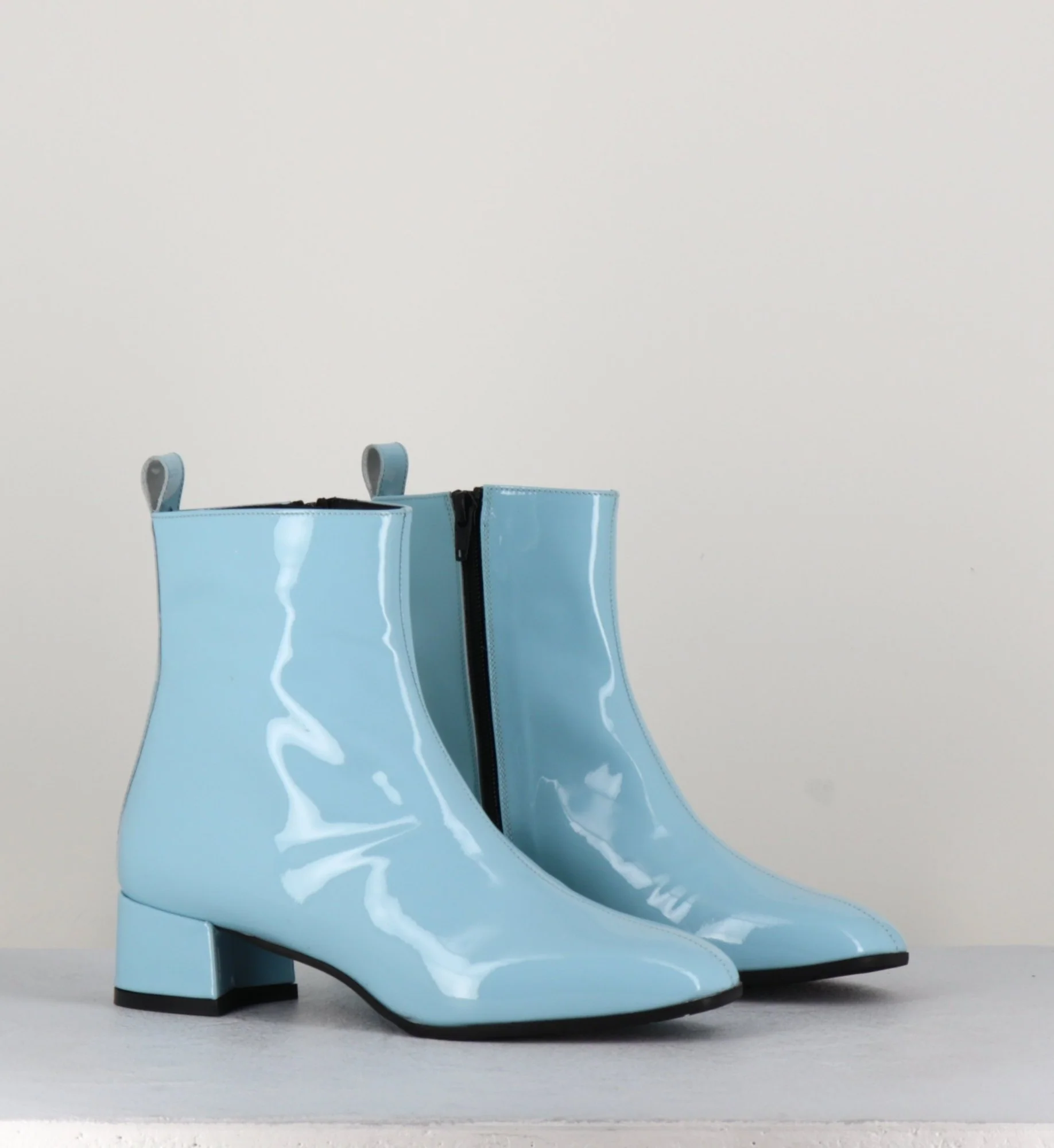 Boots 60s en cuir vernis bleu - JANE VERNICE FAEDA – Image 3