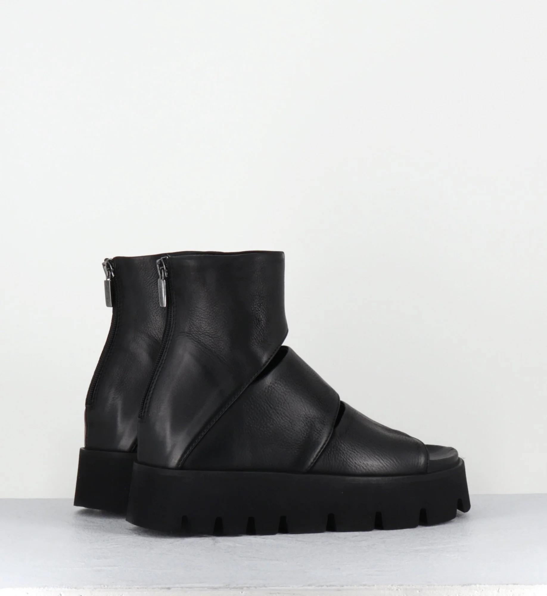 Sandales 'open-boots' déstructurées en cuir noir - 5226 GAS NERO – Image 6