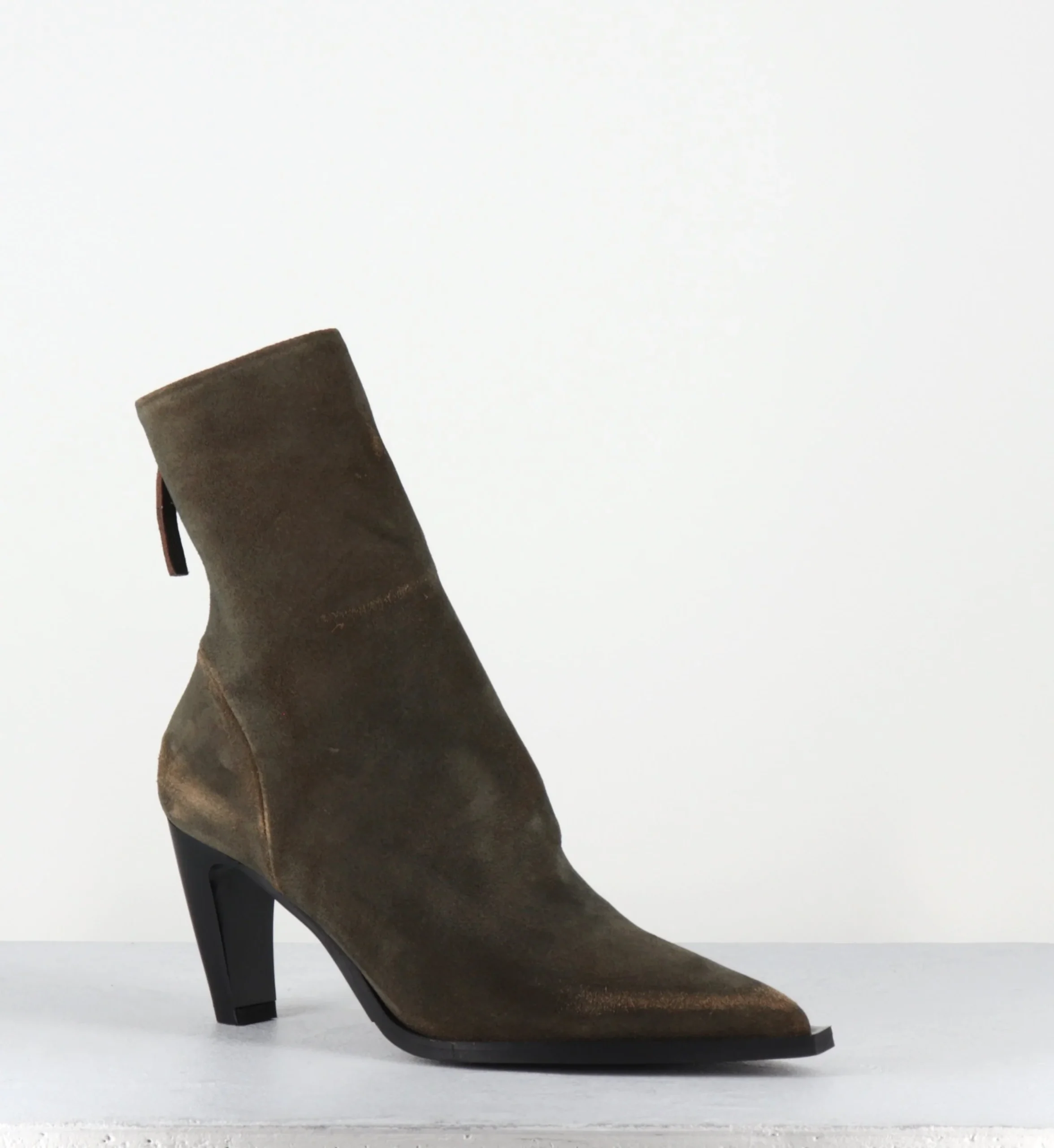 Boots en daim kaki usé bout pointu - TISCA26 DELAVE EBANO – Image 6